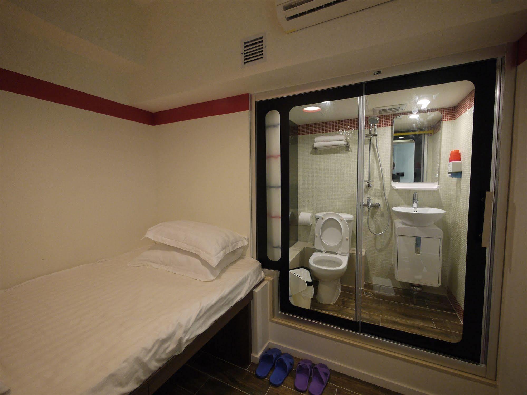Panda'S Hostel - Hot Dog Bus Hong Kong Exterior photo