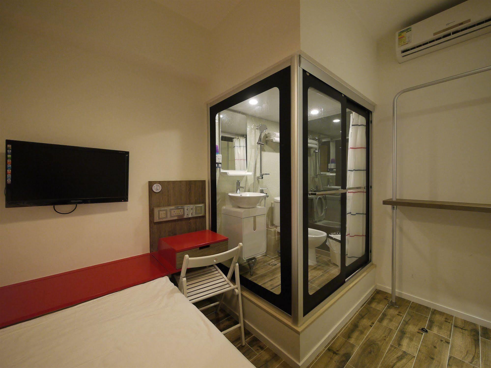 Panda'S Hostel - Hot Dog Bus Hong Kong Exterior photo